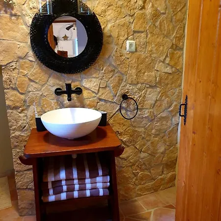 Restored 2 Bedroom Farmhouse - Aircon Wifi Plunge Pool